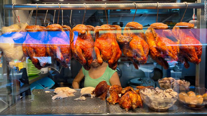 Giá gà đã tăng từ nhiều tháng trước ở Singapore và được dự báo sẽ tiếp tục tăng. Ảnh: CNN