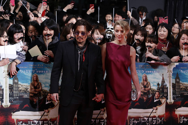 Nam tài tử Johnny Depp và vợ cũ Amber Heard tới Tokyo (Nhật Bản) quảng bá cho Mortdecai khi còn mặn nồng. Ảnh: AP