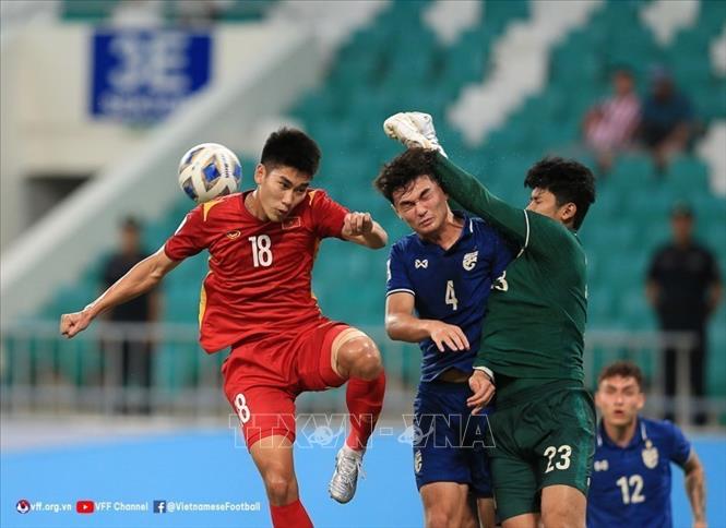 Pha tấn công của Nhâm Mạnh Dũng (18 - U23 Việt Nam) trước các cầu thủ U23 Thái Lan. Ảnh: VFF/TTXVN phát