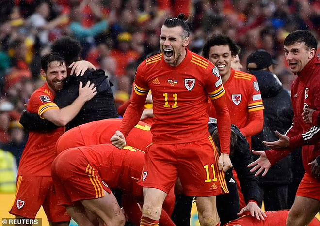 Gareth Bale ăn mừng bàn thắng vào lưới Ukraine. Ảnh: Reuters