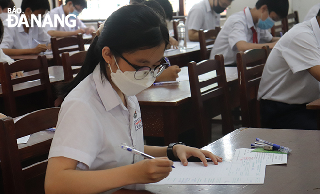  Candidates fill in personal information before starting taking the Literature exam on the morning of June 1. Photo: Ngoc Ha
