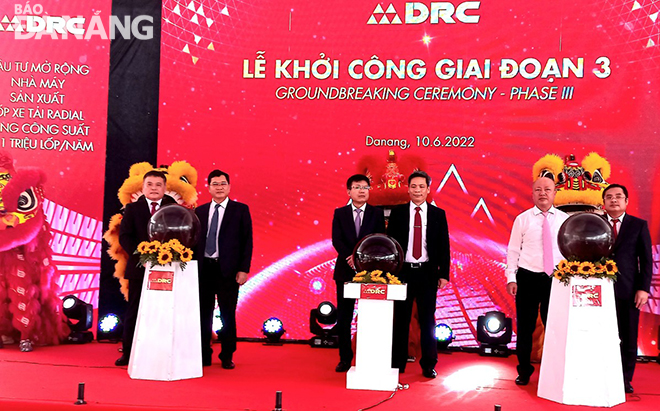 People's Committee Vice Chairman Tran Phuoc Son (2nd, left) joins the groundbreaking ceremony of the project. Photo: TRIEU TUNG