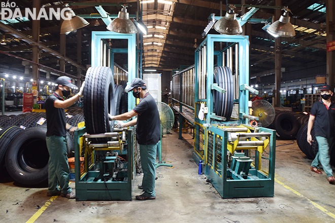 Radial truck tyre production is in progress at the Da Nang Rubber JSC. Photo: TRIEU TUNG