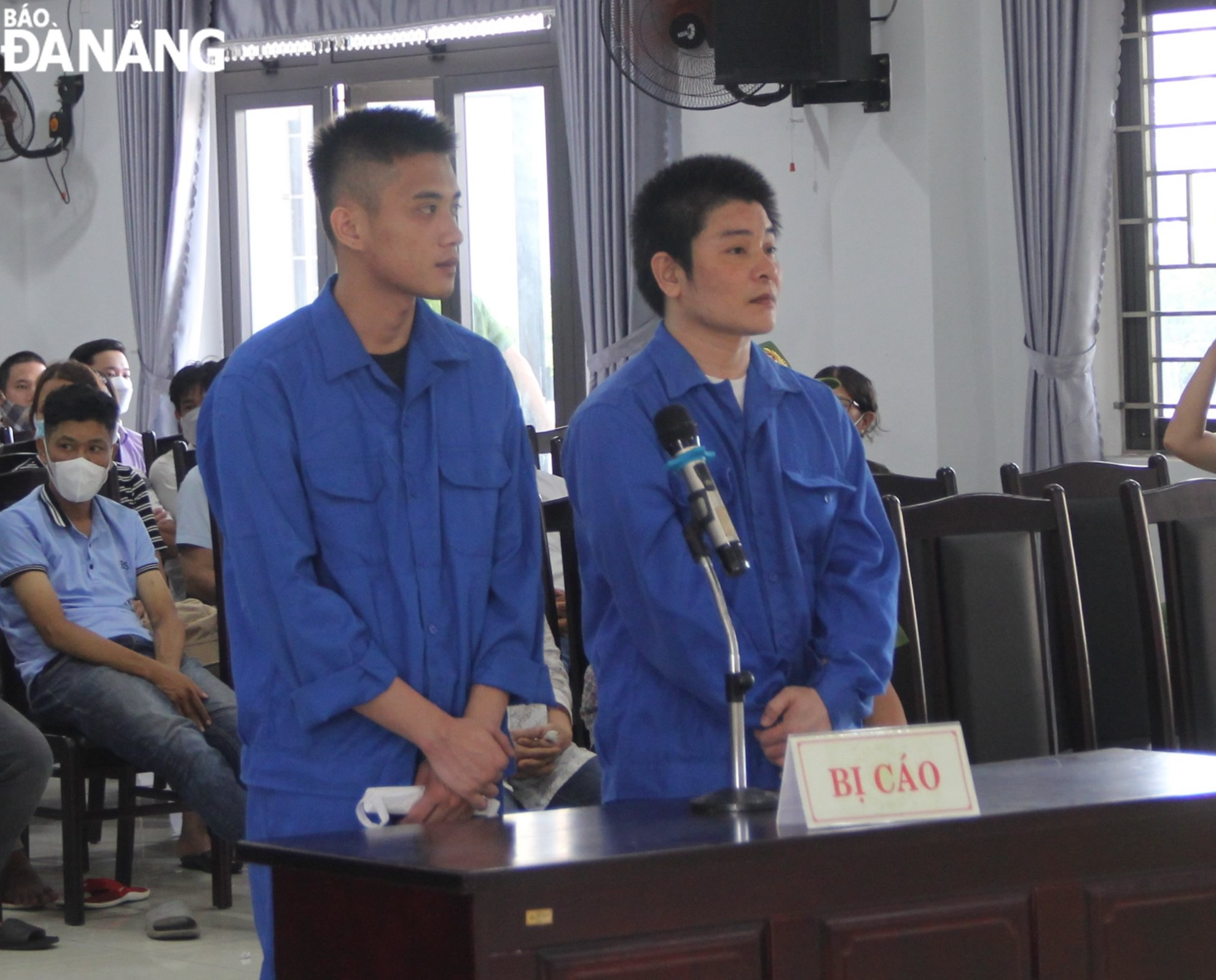 Bị cáo Trần Văn Tuấn và bị cáo Nguyễn Hải Phi tại phiên xét xử lưu động. Ảnh: LÊ HÙNG