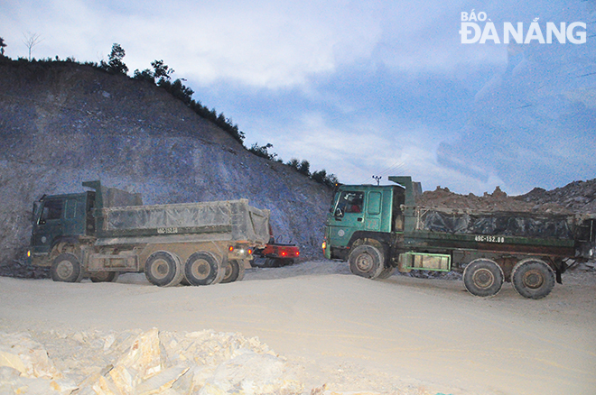Các xe chở đất chờ đến lượt vào chở vật liệu đi san lấp mặt bằng công trình.