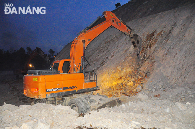 For night-time construction, contractors and construction units mobilize excavators and stone chisels to break down rocks on the construction site