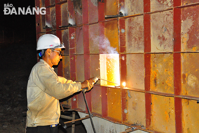  Welding workers are also mobilized to work through the night.