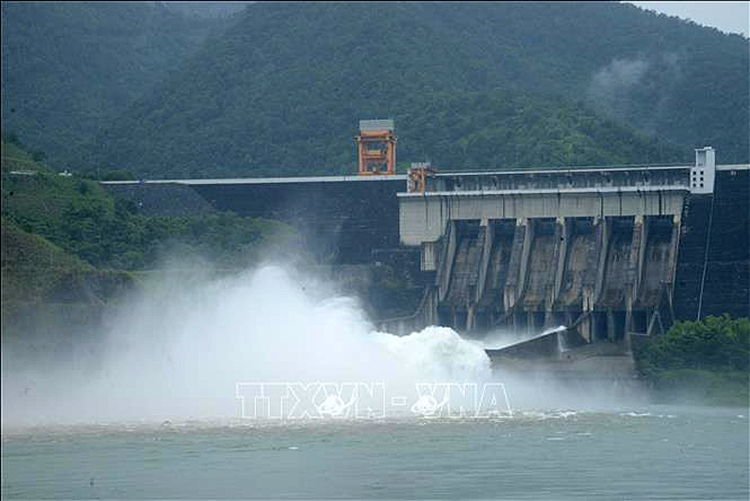 Thủy điện Sơn La mở 1 cửa xả đáy vào lúc 14 giờ ngày 11/6/2022, tổng lưu lượng xả gần 4.600 mét khối/giây. Ảnh: Quang Quyết – TTXVN