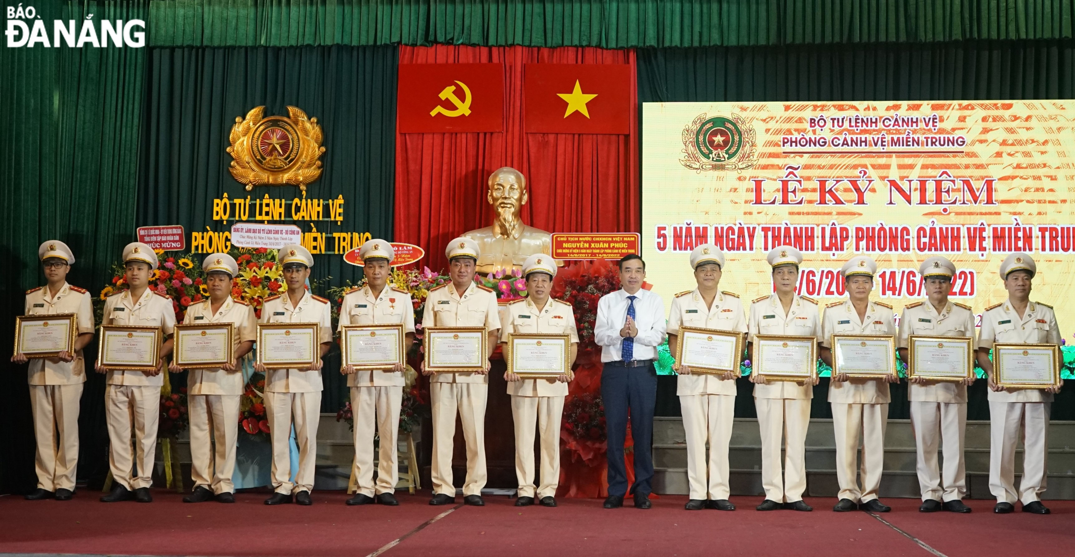 Chủ tịch UBND TP Đà Nẵng Lê Trung Chinh (thứ 6, phải sang) tặng bằng khen cho tập thể và 12 cá nhân của phòng Cảnh vệ miền Trung. Ảnh: LÊ HÙNG