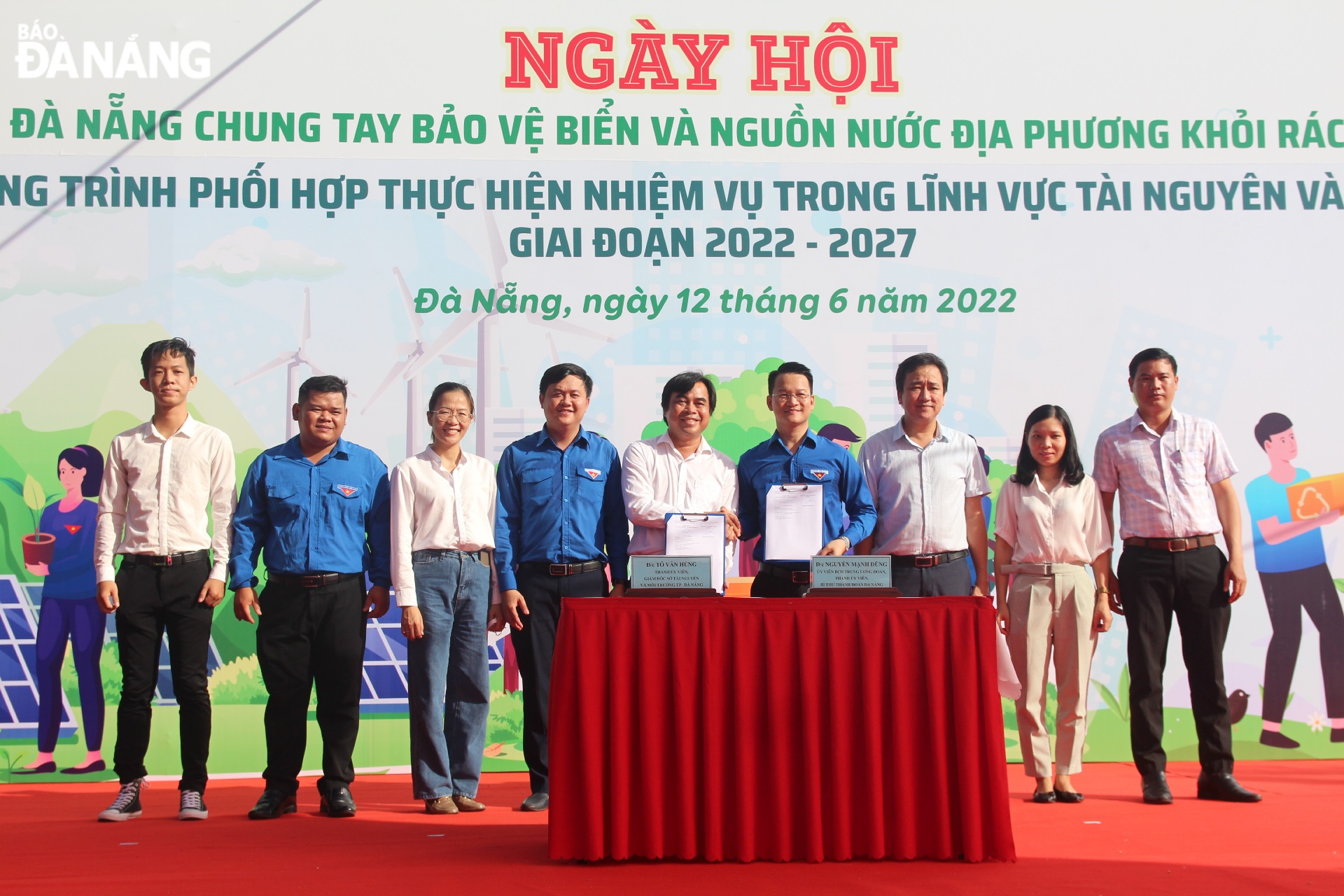 Leaders of the Da Nang Department of Natural Resources and Environment and the municipal Youth Union signed a cooperation programme on performing tasks in the field of natural resources and environment during the 2022 - 2027 period. Photo: NGOC QUOC
