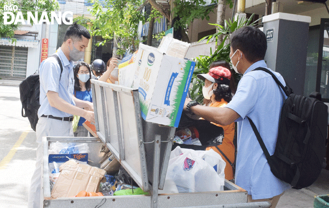 Chuyên  gia người Nhật Bản (bên trái) của Viện Chiến lược môi trường toàn cầu (IGES) tham gia phân loại, thu gom rác tài nguyên tại một khu dân cư ở phường Thanh Khê Tây, quận Thanh Khê vào tháng 5-2022. Ảnh: HOÀNG HIỆP