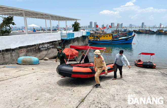 Son Tra Border Guard Station and Marine Police I (Traffic Police Department, Ministry of Public Security) coordinated to handle watercraft converted to carry illegal tourists. Photo: Ngoc Quoc