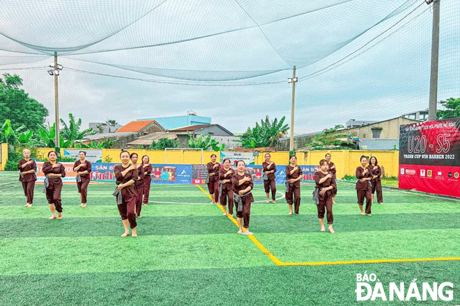 A dance performance by local residents of Hoa Tien Commune. Photo: XUAN DUNG