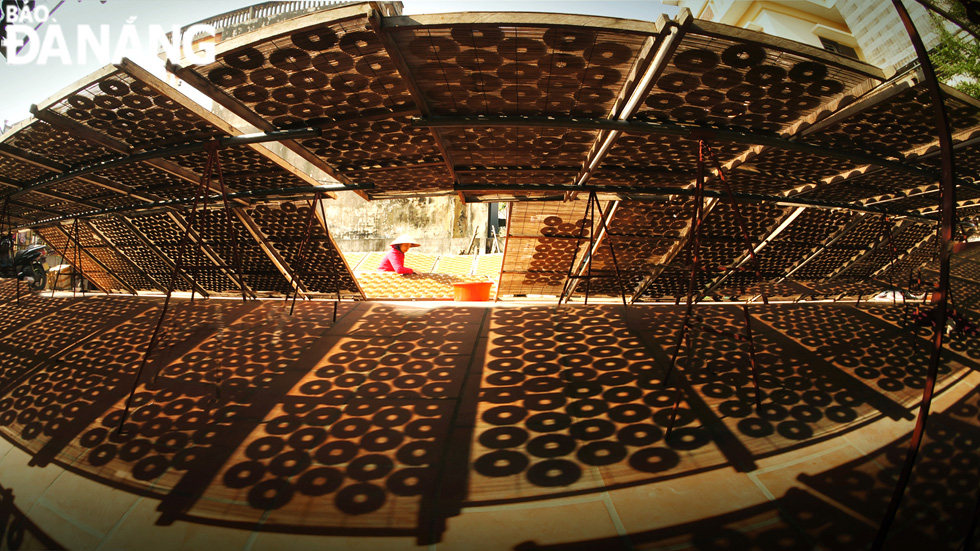 Sunlight will dry incense whilst keeping products' colour and fragrance.