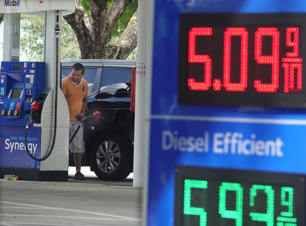 Một cây xăng hiển thị giá các loại nhiên liệu ở McLean, bang Virginia (Mỹ) ngày 10-6-2022. Ảnh: AFP
