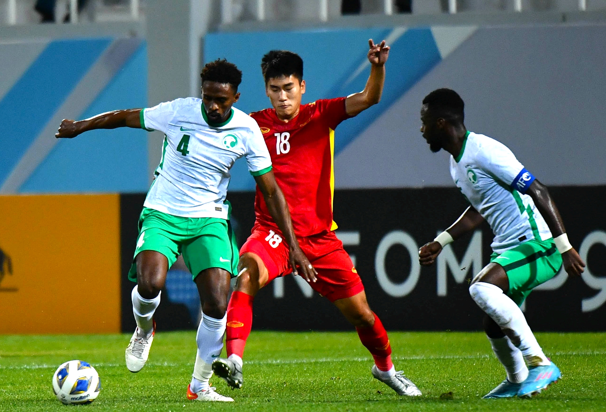 Dừng bước trước U23 Saudi Arabia tại tứ kết nhưng U23 Việt Nam (áo đỏ) cho thấy nhiều tín hiệu tích cực tại vòng chung kết U23 châu Á 2022. Ảnh: VFF	