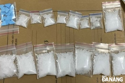 Drugs are seized in the special case. Photo: L.H