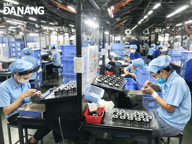 Production workers at the Daiwa Viet Nam Co., Ltd. in Hoa Khanh Industrial Park, Lien Chieu District, Da Nang.  Photo: M.Q