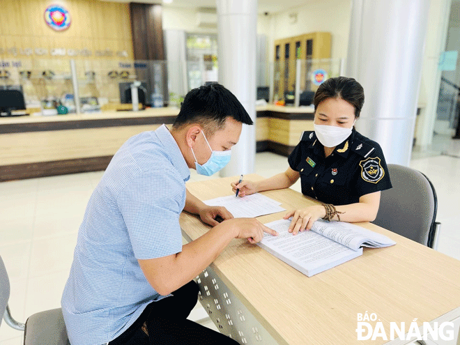  Officers guide customs procedures for business representatives at the Customs Branch of Hoa Khanh - Lien Chieu industrial zone. Photo: M.Q 