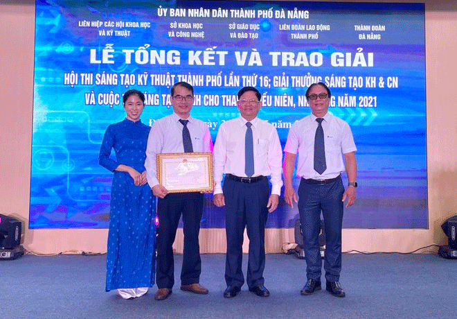 A group of employees from the VNPT-IT Region 3 Centre receiving the second prize at the Da Nang Technical Innovation Contest 2021 (Photo courtesy of characters)