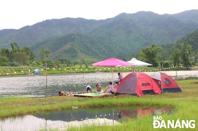 Da Nang boasts great potential for developing ecotourism. IN THE PHOTO: The banks of the Cu De River in Hoa Bac Commune, Hoa Vang District are highly attractive to Da Nang people. Photo: H.H 