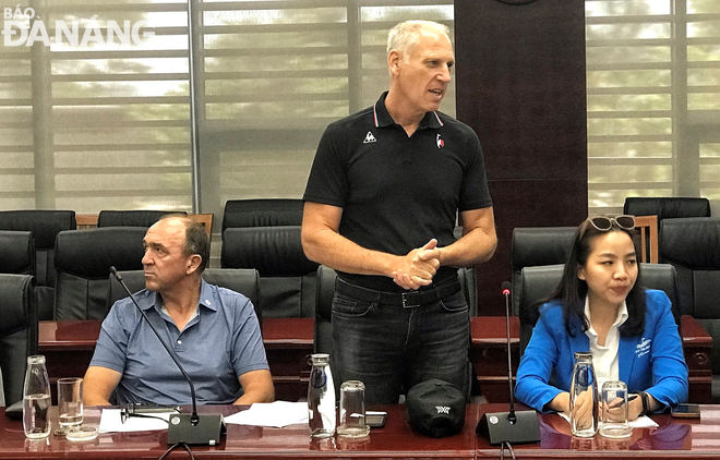 A representative from the BRG Group (middle) speaking at a meeting about the preparatory works for the Asian development golf tournament in Da Nang and the Danang Golf Tourism Festival 2022. Photo: M.Q