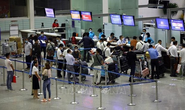 Passengers wait to handle boarding procedures at an airport of Viet Nam. (Photo: VNA)