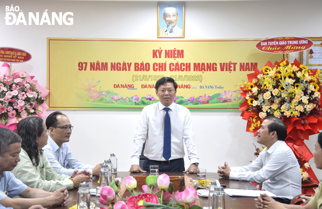 Phó Trưởng ban Tuyên giáo Trung ương Trần Thanh Lâm phát biểu chúc mừng Báo Đà Nẵng. Ảnh: T. HUY