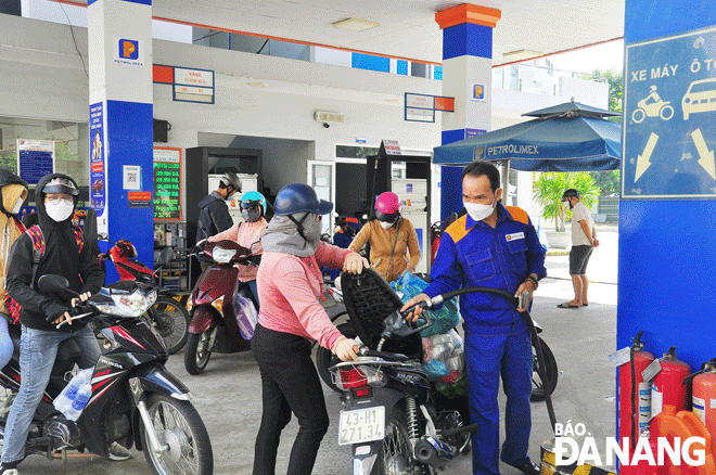 Giá xăng, dầu tăng ảnh hưởng đến chi phí sinh hoạt hằng ngày của người dân.  TRONG ẢNH: Người dân đổ xăng tại một cây xăng trên đường 2 Tháng 9, quận Hải Châu.Ảnh: THÀNH LÂN