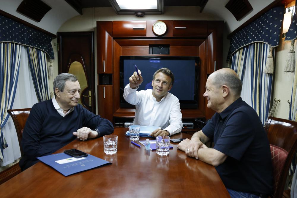 Thủ tướng Ý Mario Draghi (trái), Tổng thống Pháp Emmanuel Marcron (giữa) và Thủ tướng Đức Olaf Scholz trên tàu từ Ba Lan đến Kiev ngày 16-6. Ảnh: AP	