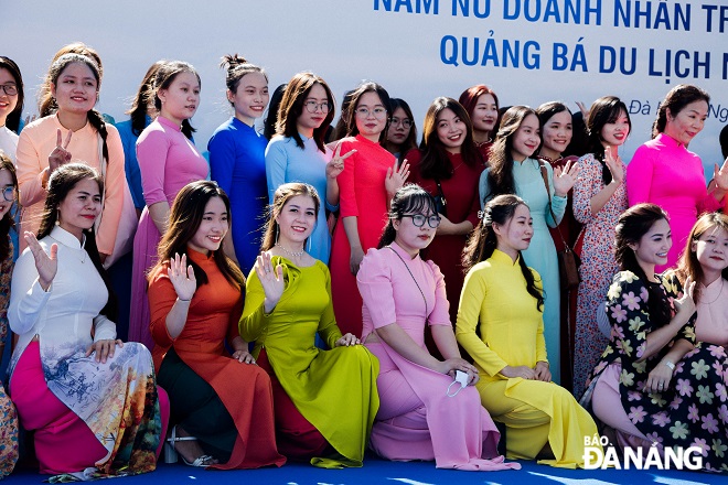 Phụ nữ Việt lộng lẫy trong tà áo dài.