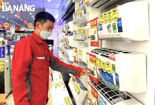 A supermarket applies promotional pricing for air conditioners in a bid to attract interest and increase sales in these items. Photo: WINNER