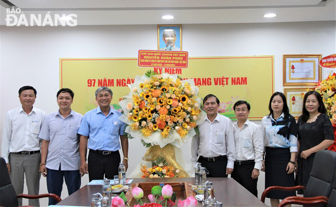 Authorized the President Nguyen Xuan Phuc, Deputy Head of the T26 Administration Department Nguyen Thanh Tung (third, left) giving a basket of flowers and congratulating the Da Nang Newspaper on its special day. Photo: L.P 