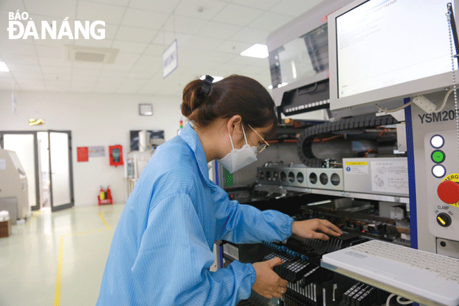 Công nhân sản xuất tại Công ty CP Trung Nam Electronic Manufacturing Services (Trungnam EMS) tại Khu Công nghệ cao, huyện Hòa Vang. Ảnh: M.Q