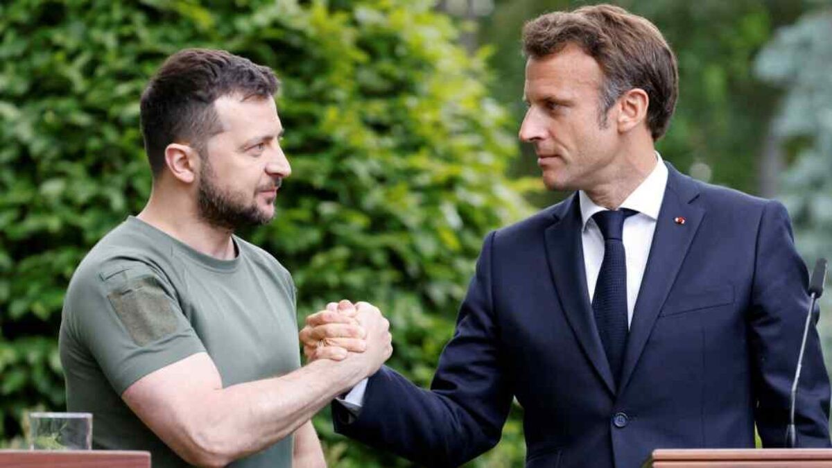 Tổng thống Pháp Emmanuel Macron (bên phải) nói với người đồng cấp Ukraine Volodymyr Zelensky: “Châu Âu ở bên các bạn và sẽ như vậy cho tới khi nào các bạn còn cần”. Ảnh: AFP	