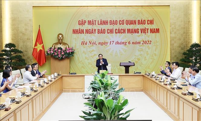 Thủ tướng chúc mừng các cơ quan báo chí nhân Ngày Báo chí cách mạng Việt Nam. Ảnh: Dương Giang/TTXVN