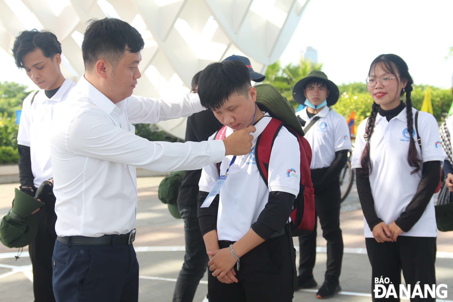 Anh Lê Công Hùng (góc trái), Phó Chủ tịch Trung ương Hội Sinh viên Việt Nam, Phó Bí thư Thành Đoàn, Chủ tịch Hội Sinh viên Việt Nam thành phố trao thẻ tham gia Hội thi cho các thí sinh. Ảnh: NGỌC QUỐC