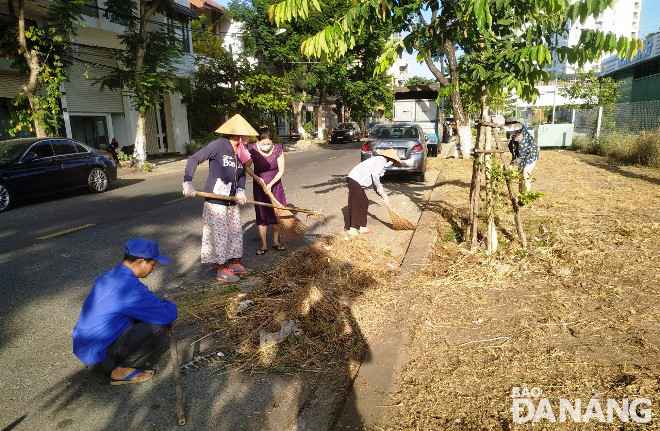 Người dân phường Thuận Phước (quận Hải Châu) tham gia dọn vệ sinh trên các tuyến đường.