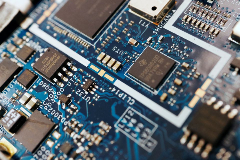 Các chip bán dẫn trên bảng mạch máy tính. Ảnh: Reuters