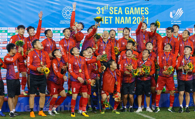 Bóng đá luôn là môn thể thao được yêu thích tại Việt Nam. TRONG ẢNH: Đội tuyển U23 Việt Nam giành Huy chương Vàng môn bóng đá nam tại SEA Games 31, tổ chức tại Việt Nam. Ảnh: Vietnam+