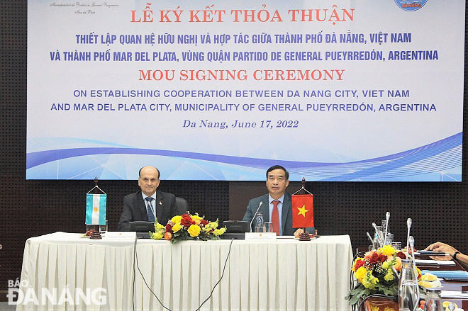 Da Nang People’s Committee Chairman Le Trung Chinh (right), and Argentinian Ambassador to Viet Nam Luis Pablo Maria Beltramino, co-chaired the virtual signing ceremony at the Da Nang broadcast point.