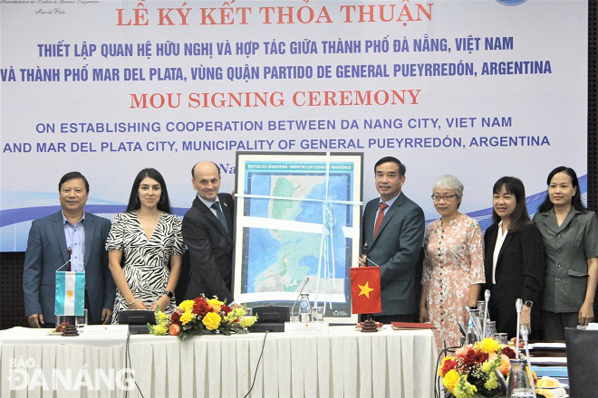 Da Nang People's Committee Chairman Le Trung Chinh (fourth, right) receiving a souvenir gift from Argentinian Ambassador to Viet Nam Luis Pablo Maria Beltramino. Photo: L.P