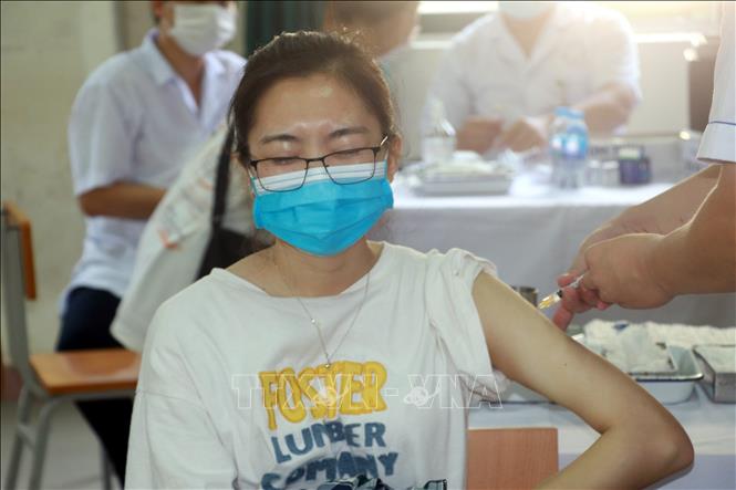 Tiêm vaccine phòng Covid-19 cho người dân. Ảnh: TTXVN