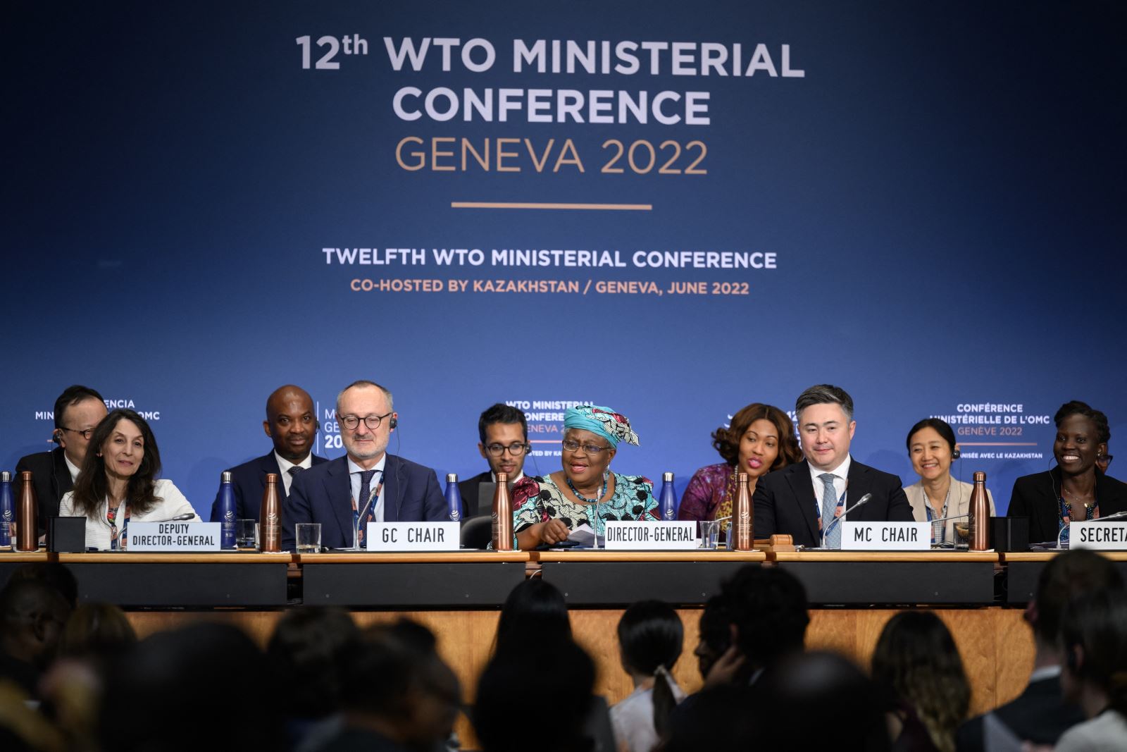 Tổng Giám đốc Tổ chức Thương mại Thế giới Ngozi Okonjo-Iweala (giữa) và các quan chức WTO tại phiên bế mạc Hội nghị Bộ trưởng WTO ở Geneva (Thụy Sĩ) ngày 17-6-2022. Ảnh: AFP-TTXVN