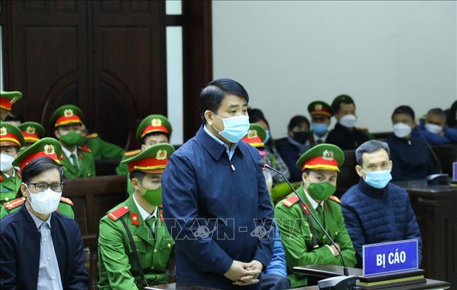 Cựu Chủ tịch UBND thành phố Hà Nội Nguyễn Đức Chung khai báo trước tòa sáng 27/12/2021. Ảnh: TTXVN