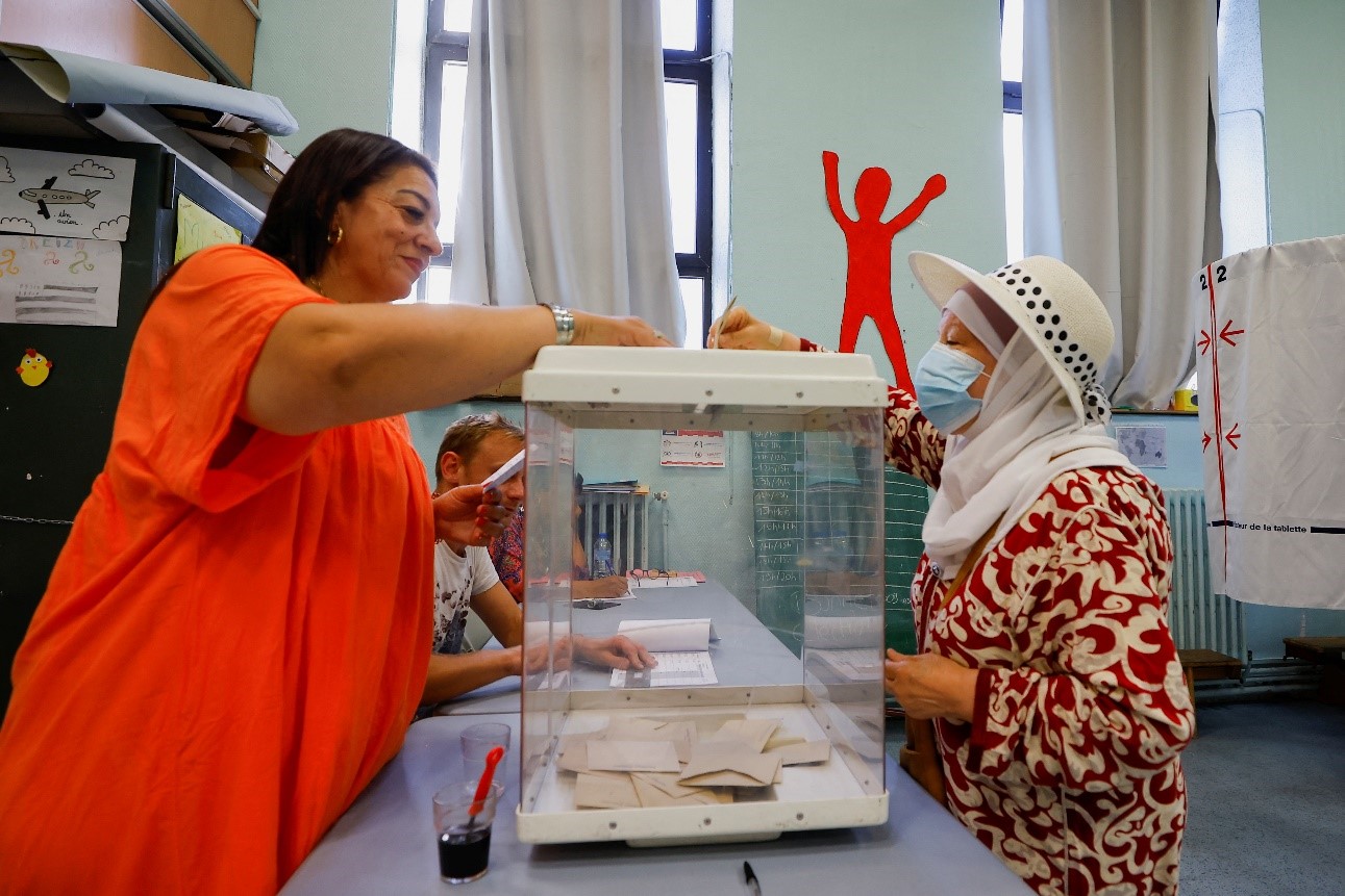Cử tri bỏ phiếu ở thành phố Marseille của Pháp ngày 19-6. Ảnh: Reuters