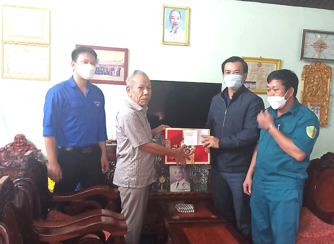 Đại diện lãnh đạo phường Hòa Khánh Bắc thăm hỏi, tặng quà cho gia đình chính sách trên địa bàn.  (Ảnh do phường Hòa Khánh Bắc cung cấp)	