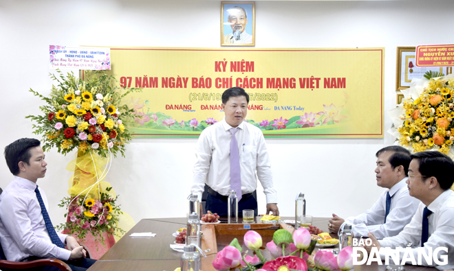Phó Bí thư Thường trực Thành ủy Lương Nguyễn Minh Triết (giữa) phát biểu chúc mừng Báo Đà Nẵng. Ảnh: T. HUY