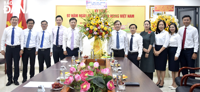 Phó Bí thư Thường trực Thành ủy Lương Nguyễn Minh Triết (thứ 5, bên trái sang) tặng hoa chúc mừng tập thể cán bộ, phóng viên, nhân viên Báo Đà Nẵng. Ảnh: T. HUY
