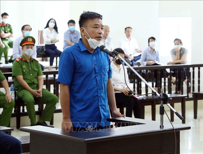 Bị cáo Võ Tiến Hùng (cựu Tổng Giám đốc Công ty TNHH MTV Thoát nước Hà Nội) khai báo tại phiên tòa phúc thẩm. Ảnh: Phạm Kiên/TTXVN